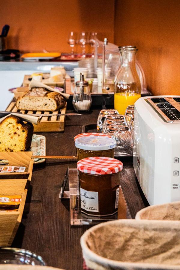 Hotel Restaurant Le Foirail Saint-Haon Bagian luar foto