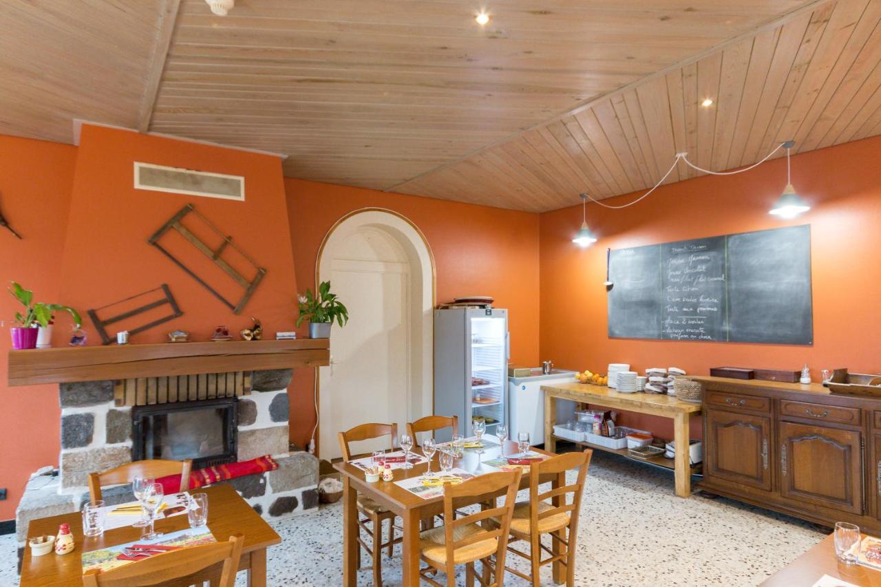 Hotel Restaurant Le Foirail Saint-Haon Bagian luar foto